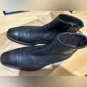 Bruno Magli chukka boots. Side zip in a sz 10